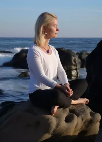 Lisa Mondstein - Méditer au bord de la mer